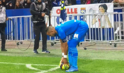 气炸了！被出示7黄3红 皇马TV炮轰主裁：不能接受，内格雷拉附体