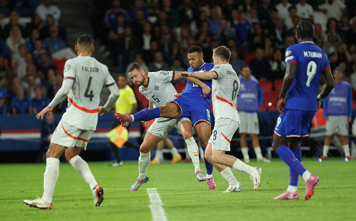 前锋远射破门，球迷现场尖叫（前锋远射世界波破门，现场球迷沸腾）