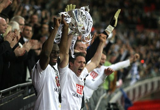 镜头语言，阿诺德上场镜头给到一位利物浦球迷亲吻队徽（阿诺德登场瞬间，镜头捕捉利物浦球迷亲吻队徽）