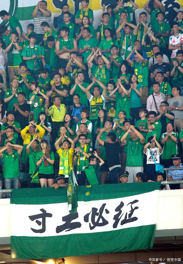 斯卡洛尼戴白手套递交世界杯，因凡蒂诺为仪式错误公开道歉（斯卡洛尼戴白手套交接大力神杯，因凡蒂诺为礼仪失误公开致歉）