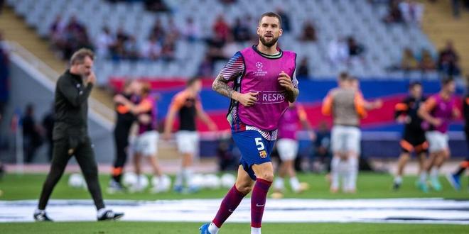 达成生涯400助里程碑，梅西赛后把球衣送给了看台上的父母