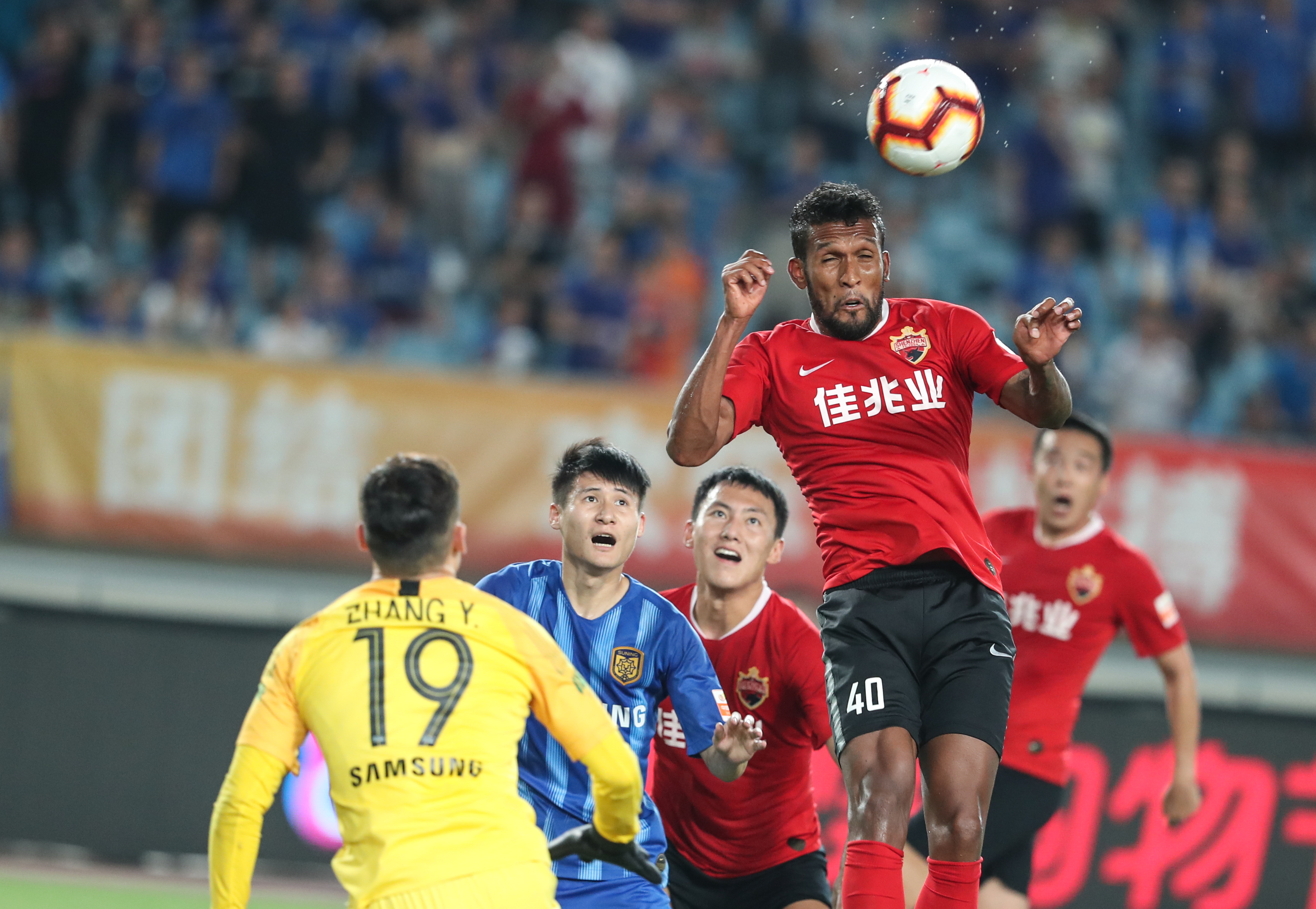 拉菲尼亚否认转会沙特传闻：不知道假新闻哪来的，真是无语（拉菲尼亚驳斥赴沙特传言：不知假消息从何而来，令人无语）