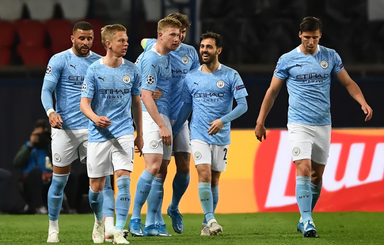 拉普拉塔大学生抗议阿足协新规，背身列队迎接联赛冠军罗萨里奥（为抗议阿足协新政，拉普拉塔大学生背对列队致意联赛冠军罗萨里奥）