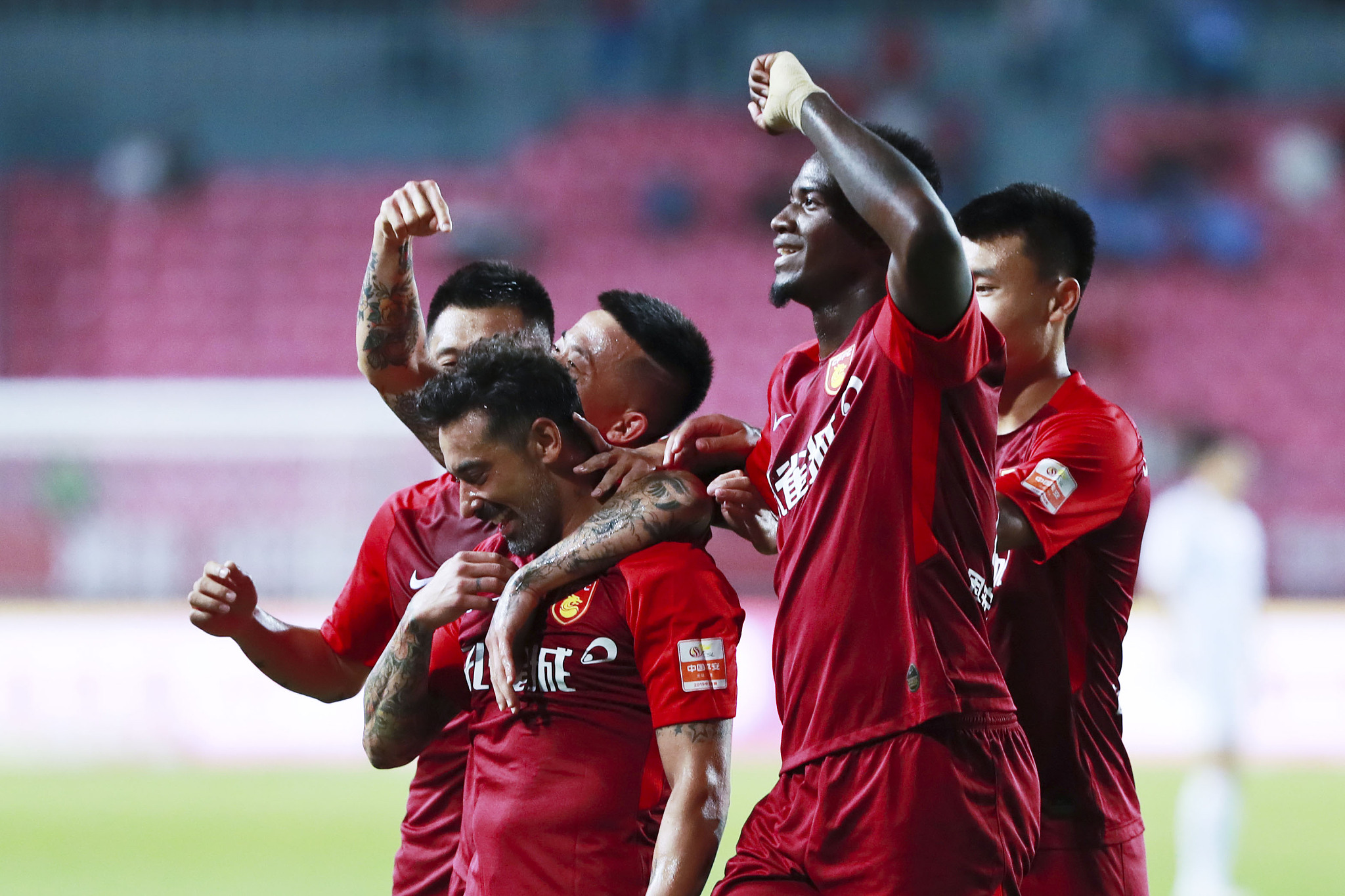 太阳报：狼队球迷团体将在对阵曼联前晚进场15分钟抗议老板