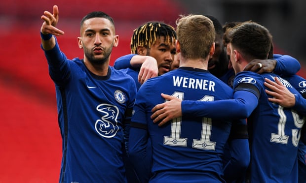 王曼昱“憋笑”嘴角压得好辛苦！想笑又不敢笑，与场上成鲜明对比（王曼昱强忍笑意，嘴角按得紧：想笑不敢笑，与赛场氛围形成强烈反差）