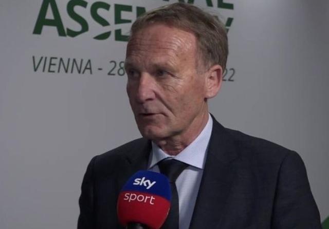 感谢俱乐部，U16国少球员身穿各自俱乐部训练服拍摄全家福（向俱乐部致意，U16国少队员着本队训练服拍全家福）