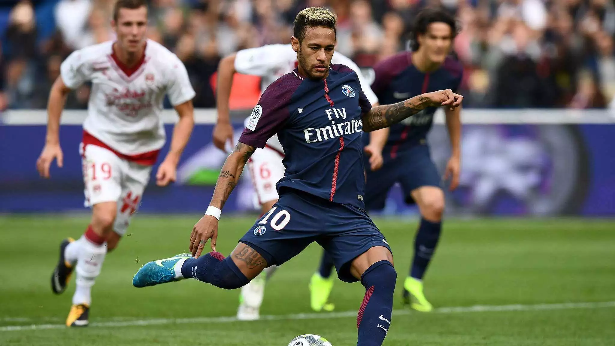 阿莱格里31场米兰和都灵德比取胜19场，仅输5场（阿莱格里31次出战米兰与都灵德比，19胜仅5负）