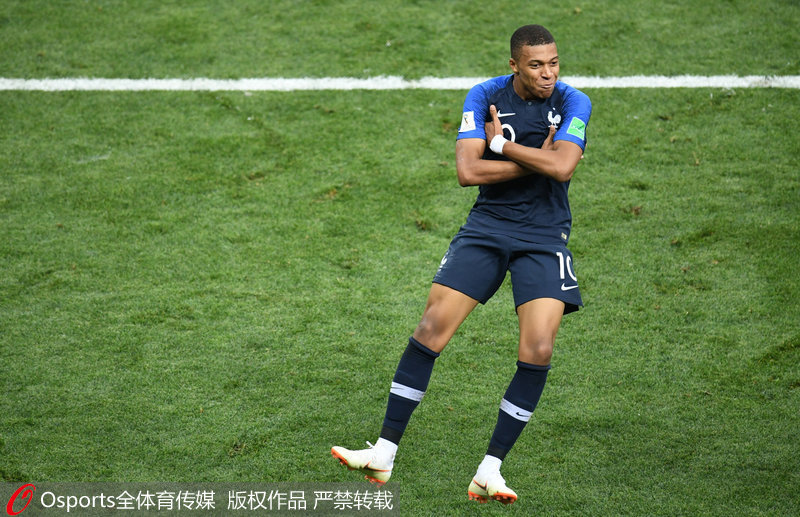 澳超战报：科斯格罗夫双响，九人奥克兰FC2-1惠灵顿凤凰（澳超速递：科斯格罗夫梅开二度，9人奥克兰FC2比1力克惠灵顿凤凰）