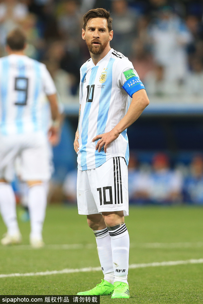 封烟呢？荷甲阿贾克斯vs格罗宁根因为烟雾太大被终止（荷甲阿贾克斯VS格罗宁根因浓烟过大比赛中止）