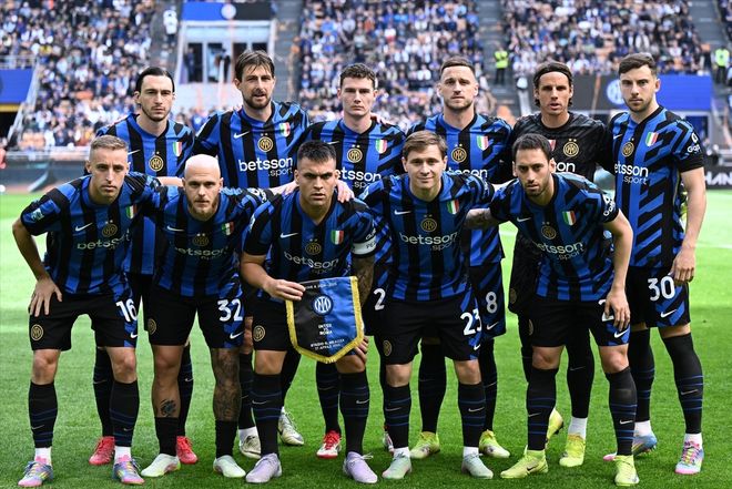 在直播镜头前被弗拉门戈球迷暴力扯头发，女记者发文呼吁尊重（直播中遭弗拉门戈球迷粗暴揪发，女记者发声呼吁尊重）