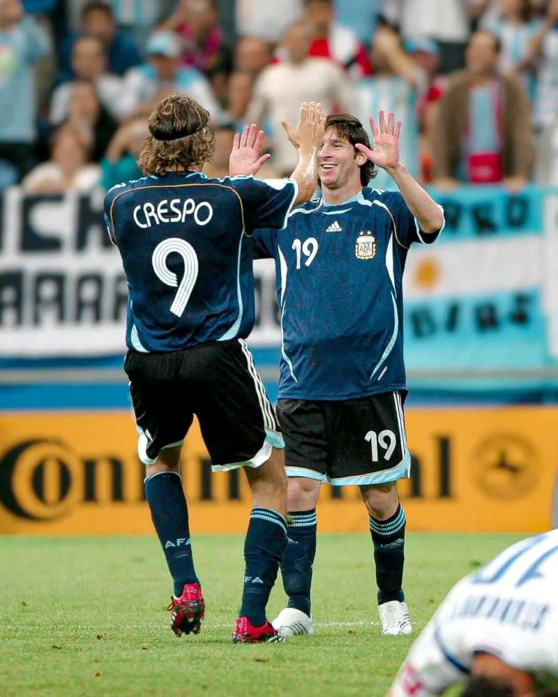 半场战报：拉齐奥1-1博洛尼亚，伊萨克森， 延斯-厄德高破门（半场比分：拉齐奥1比1博洛尼亚，伊萨克森与延斯-厄德高各建一功）