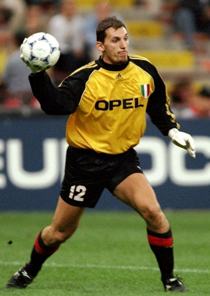 巴甲福塔莱萨门将在4名队友提醒下未注意身后对手，开球时遭抢断丢球