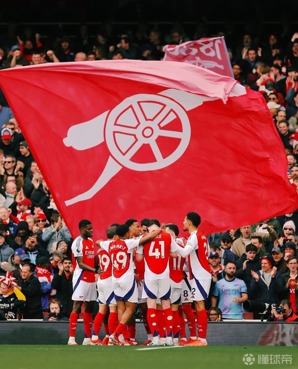 转会市场风云再起！萨拉赫或赴沙特联赛，拜仁豪门相中英格兰新星（足坛转会再起波澜：萨拉赫或转战沙特联，拜仁看上英格兰新星）