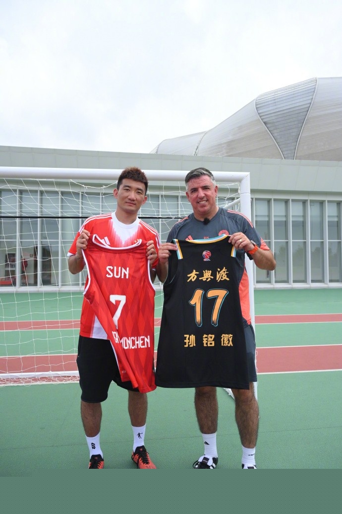 埃贝尔：孔帕尼是我最棒的签约之一，他对足球有清晰的思路