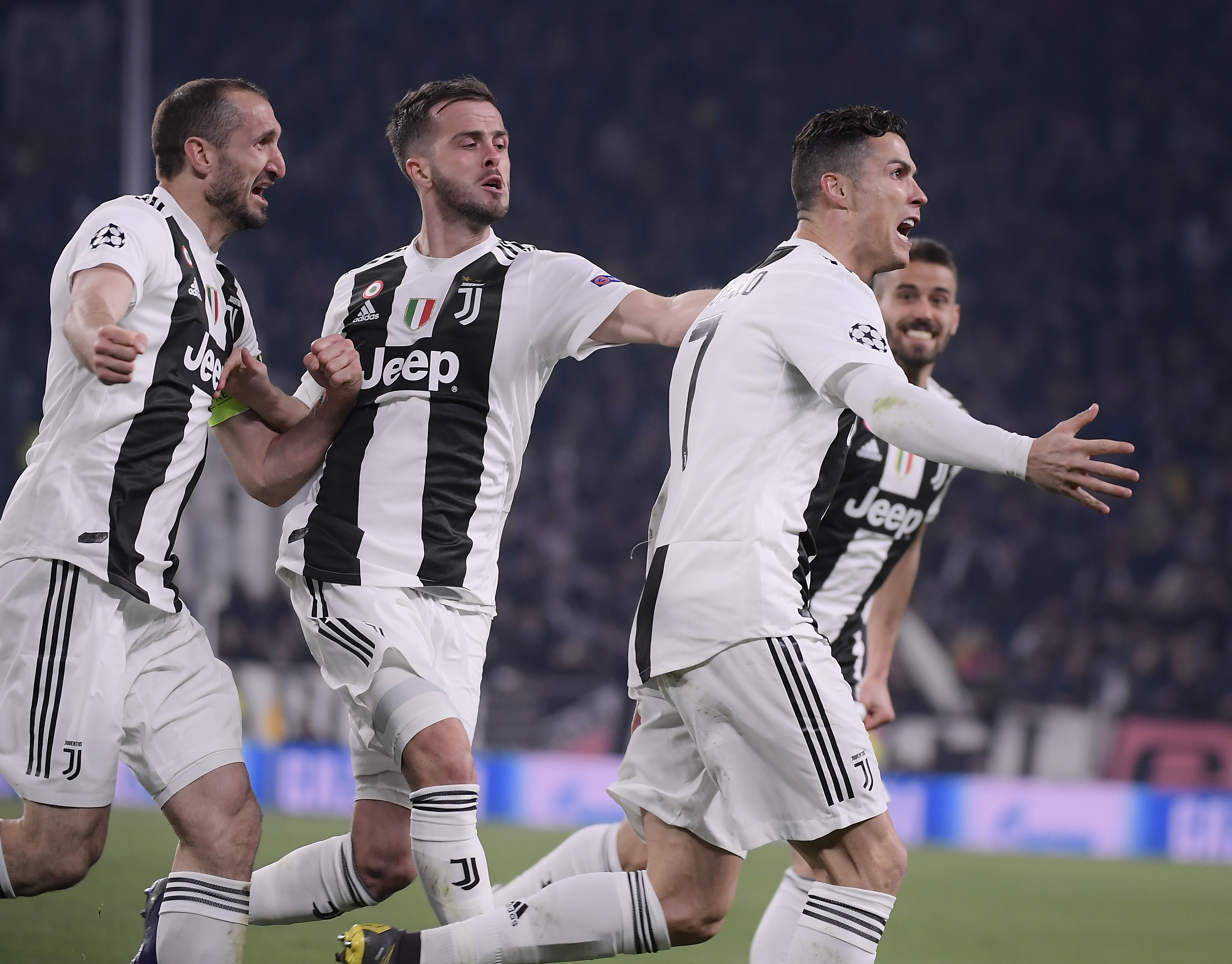 费迪南德称赞曼联新训练基地：非常漂亮，细节设计也太贴心了（费迪南德盛赞曼联新训练基地：外观出色，细节拿捏到位）