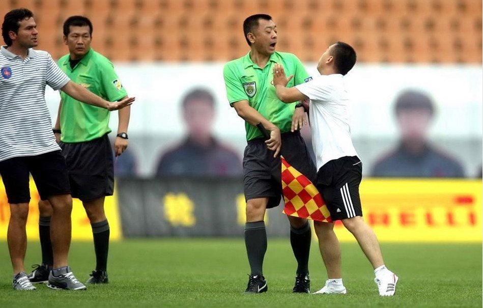 广东队在CBA俱乐部杯首战遭遇惨败，落后山西14分，外援表现不佳，失误频繁，防守被压制。