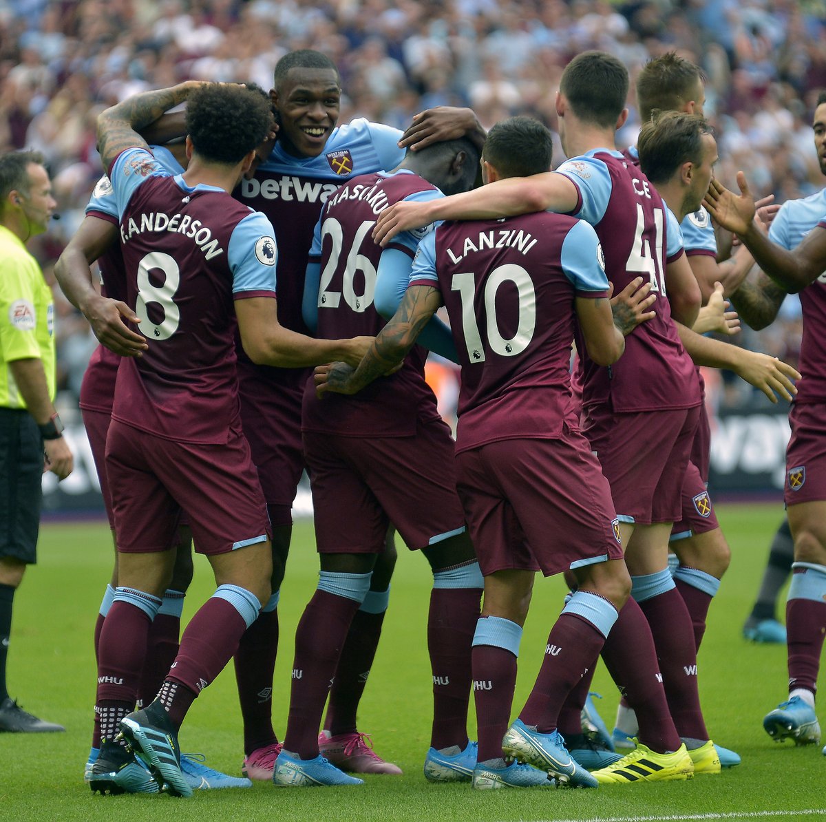 求战心切，安东尼因自己红牌停赛无法出战塞维利亚德比而落泪（红牌停赛无缘塞维利亚德比，求战心切的安东尼落泪）